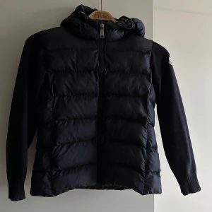 Moncler jacka - Säljer denna snygga jacka från Moncler då den är lite för liten (är 175). Jackan är nytvättad. 