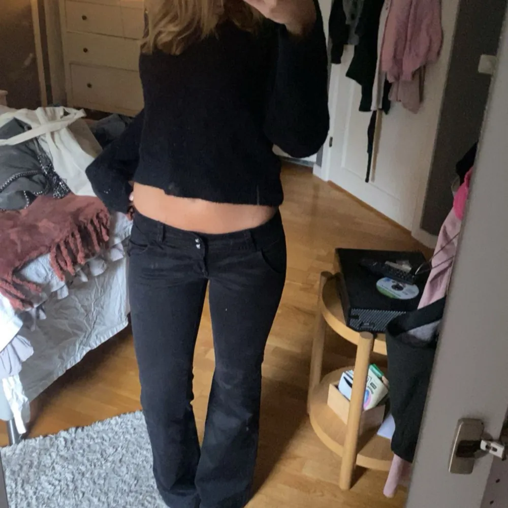 Säljer ett par svarta lågmidjade jeans i bra skick. De är tighta och har en snygg bootcut! Aldrig använda. För referens så är jag 172cm och har vanligt vad s storlek 27/34 i byxor!❤️. Jeans & Byxor.