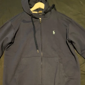 Polo Ralph Lauren Hoodie - Säljer en mörkblå hoodie från Polo Ralph Lauren i nytt skick. Storlek L. Helt ny,pris kan diskuteras 