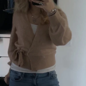 Beige omlottkofta - Säljer en superfin beige omlottkofta med knytband i midjan. Den har långa ärmar och är perfekt för både vardag och fest. Nypris 790kr❤️