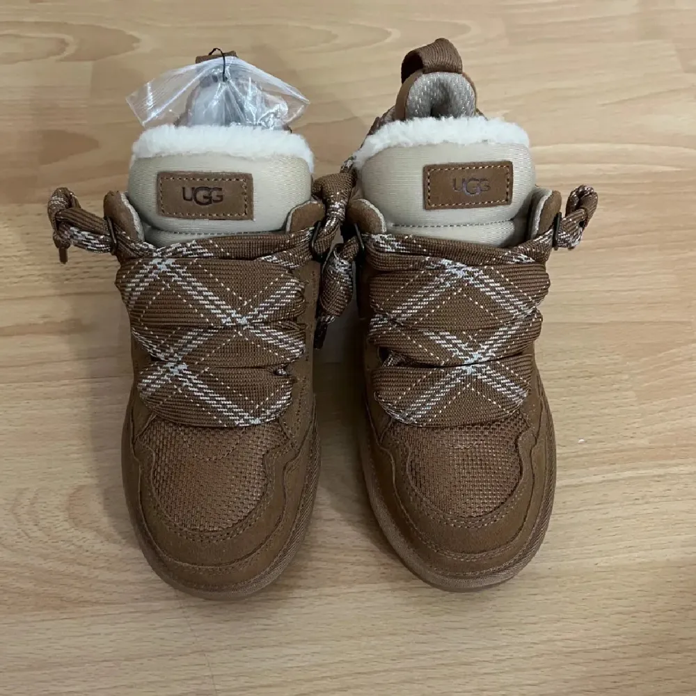 Säljer ett par helt nya ugg lowmel i färgen chestnut❤️ Dom kommer från merchsweden och kostar nya 2699kr. Dom är helt slutsålda överallt. Säljer pga att de var fel storlek. Högsta bud från 2000kr får köpa dom. (Kan även byta mot ett par i storlek 39) !SKRIV TILL MIG INNAN DU KLICKAR KÖP NU! . Skor.