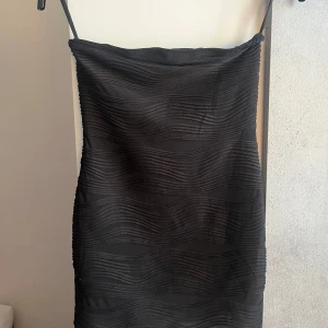 Bandeau miniklänning - Söt, svart miniklänning i bandeau med lite struktur 🖤den är i storlek S petite o passar mig som är 160 o vanligtvis har XS