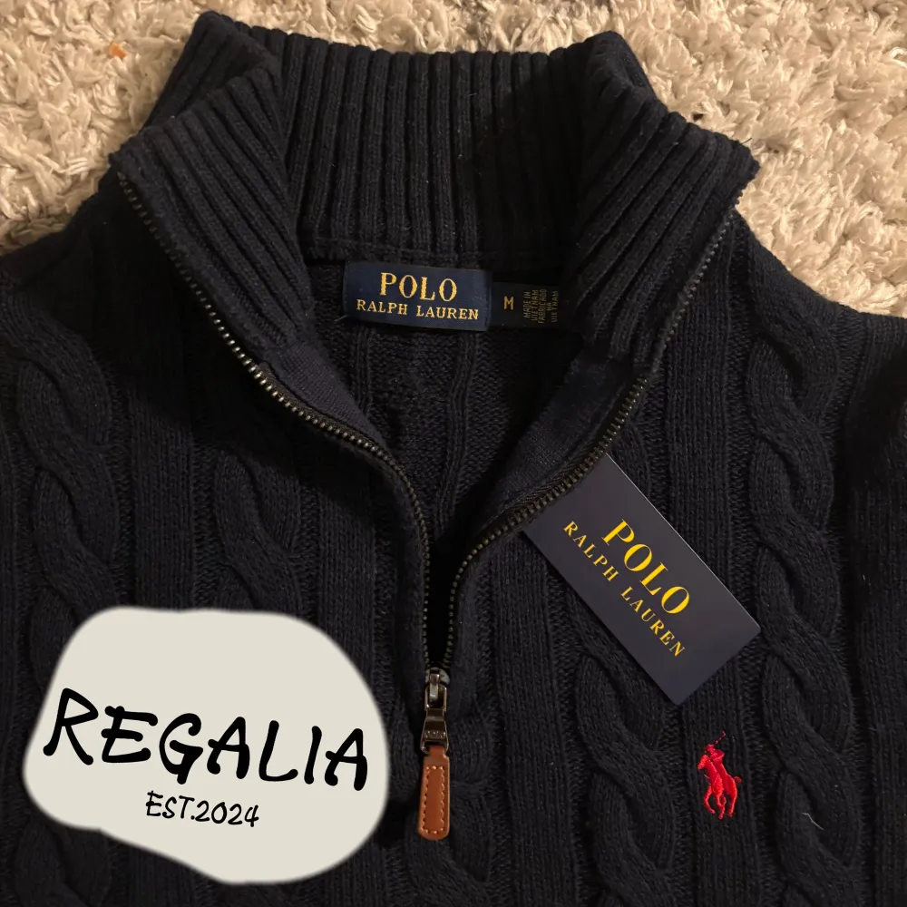 Säljer en snygg mörkblå stickad tröja från Polo Ralph Lauren. Köpt på plick och därav osäker på äkthet. Perfekt för kyliga dagar. Priset är inte hugget i sten🪨Skriv om du har några funderingar😉. Stickat.