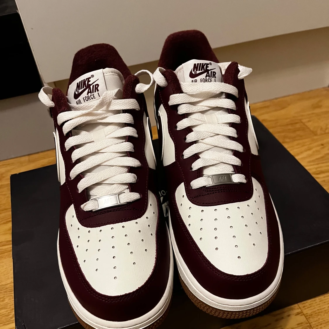 Nike Air Force 1 i vinrött och vitt - 91