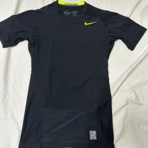 Nike träningströja - Säljer denna träningströja från Nike (hypercool, dry fit, pro combat) som är preforerad samt har reflex på ryggen. Storlek S. Är en aning för liten för mig. 