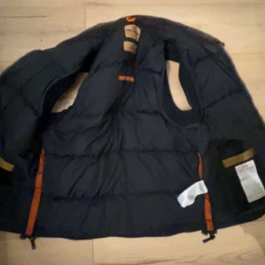 Parajumper väst med päls - vill sälja min pj väst för den är för stor för mig