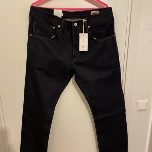 Helt nya premium jeans från lager 157 - Säljer ett par snygga mörkblå jeans från roots som är lager 157 premium material.  Helt ny med etikett och prislapp kvar. Och nypriset ligger på 800 kr. Den är i storlek 36 både waist och längd. Pris kan diskuteras vid snabb affär