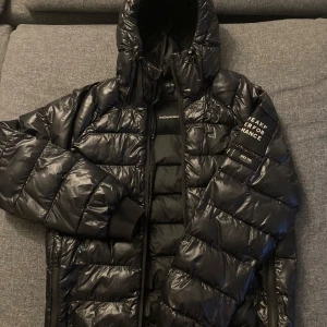 Peakperformance Jacka - Jackan är i bra skick med ett litet hål på toppen av luvan som kan ses på sista bilden och att dragkedjan är helt av så säljs billigt ifall någon känner för att antingen laga den eller bara ha något i reserv.