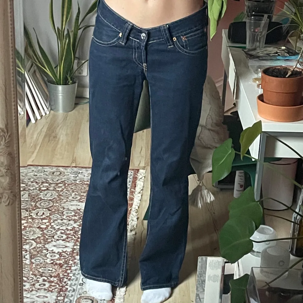 Säljer ett par snygga vintage mörkblå jeans från Levi's. Lågmidjade och flare/bootcut 😻. Jag är 175cm. Midja: 40cm Innerben: 79cm uppskattar storleken till en S. Skriv privat för frågor och mer bilder! 💋. Jeans & Byxor.