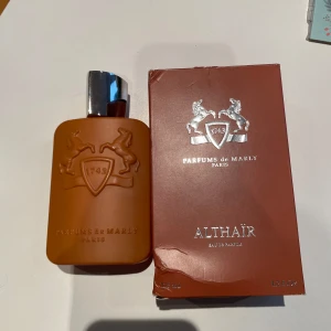 Parfym Althaïr från Parfums de Marly - Säljer en parfym från Parfums de Marly, modell Althaïr. Flaskan rymmer 125 ml. Mitt pris är 1799 det är typ 120 ml kvar skriv vid funderingar eller om mer bilder priset är inte hugget i sten 