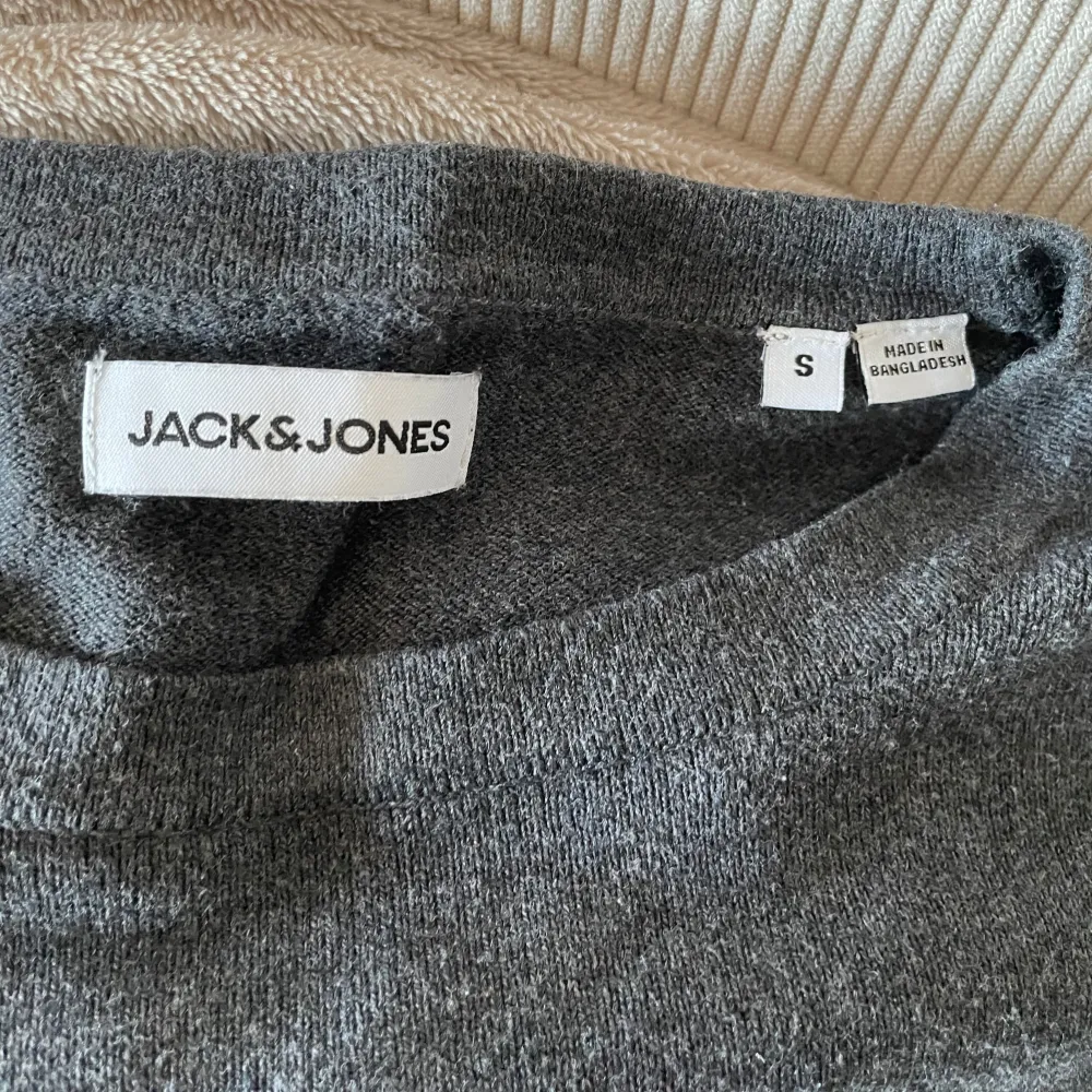 Jag säljer en grå stickad tröja från Jack & Jones! Nypris: 500kr. Mitt pris: 249kr! Skriv vid eventuella frågor. Pris kan diskuteras. (Rimligt pris!). Tröjor & Koftor.