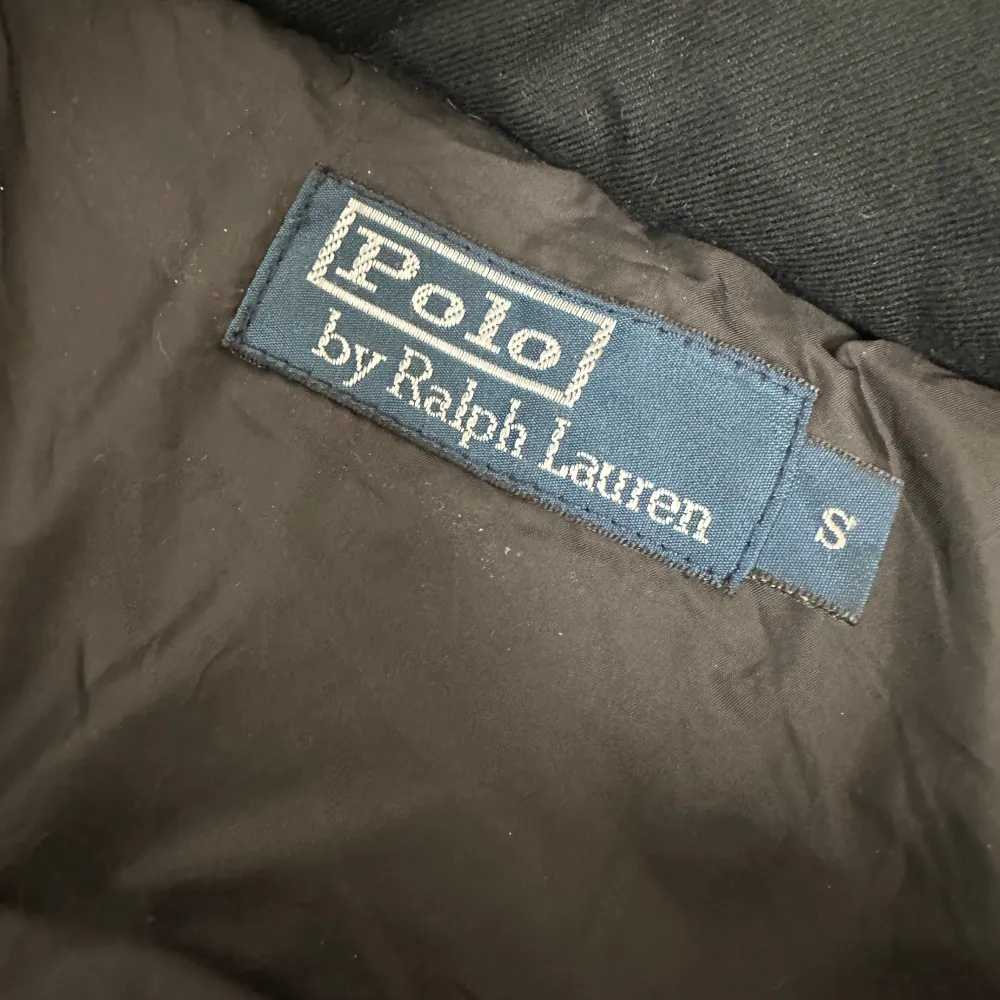 Säljer en svart dunjacka från Polo Ralph Lauren i storlek S. Jackan är i bra skick! Det är bara att höra av sig vid frågor✨. Jackor.