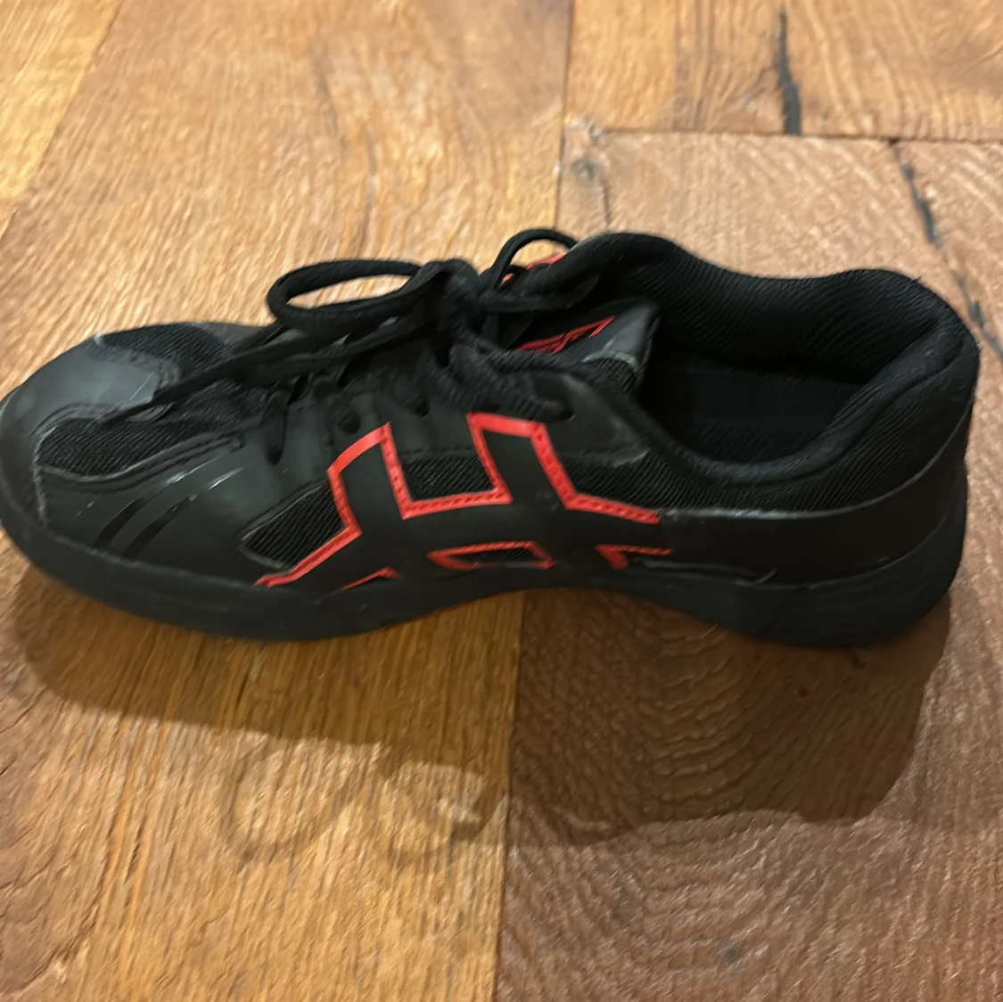 Svarta och röda sneakers från Unihoc - 91