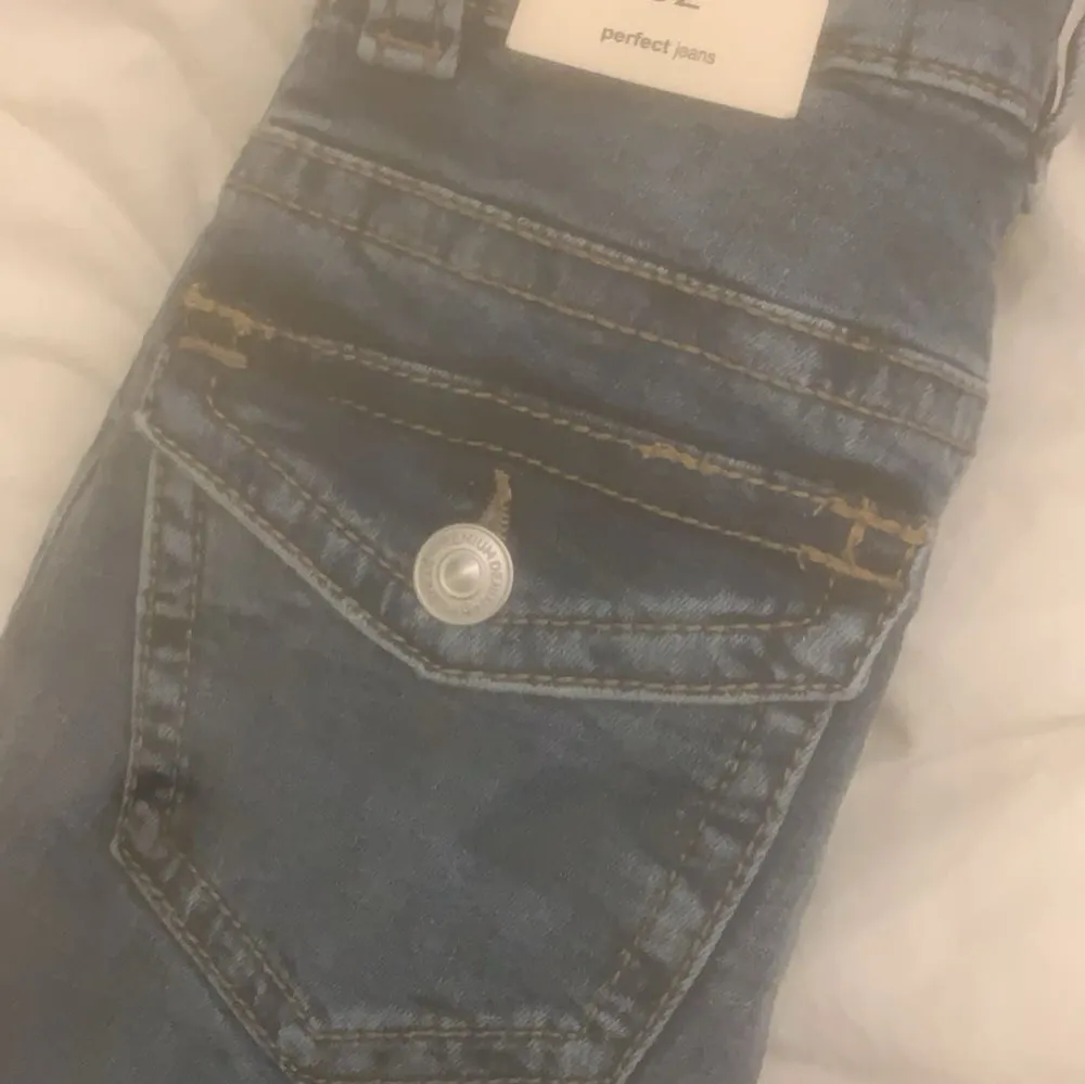 Säljer ett par jättefina lågmidjade jeans ifrån Gina, de är i helt nytt skick och aldrig använda💞hade absolut kunnat tänka mig att gå ner lite vid snabba köp💞. Jeans & Byxor.