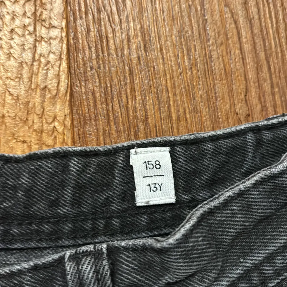 Säljer ett par svarta jeans från Jack & Jones i storlek 158, perfekt för tonåringar. De har en klassisk femficksdesign och är i bra skick. Passar både till vardags och lite mer uppklädda tillfällen. Sköna och stilrena!. Jeans & Byxor.