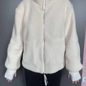 Vit teddyjacka - Fin Vit Teddy jacka från Merley. Aldrig använt och säljer då den inte kommer till användning då jag har en annan. Nypris 700 säljer för 400 Storlek: S men är ganska liten i storlek så skulle säga mer som en xs. 