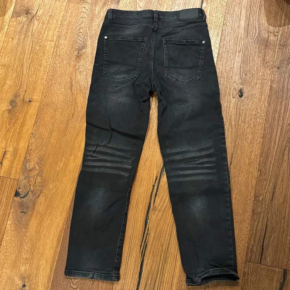 Säljer ett par svarta baggy jeans från LAB Industries i loose fit. De har en klassisk femficksdesign och är i mycket bra skick. Perfekta för en avslappnad stil och passar till alla säsonger. Sköna och stilrena, ett måste i garderoben!. Jeans & Byxor.