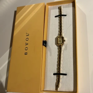 BOVOU klocka  - I bra skick, köpt för några år sen ❤️kommer i original boxen och man kan göra klickan mindre och större🙌skriv vid fler frågor, köpt för 1250kr 