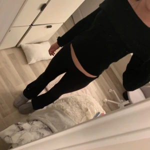 Svart offshoulder tröja - Jättefin stickade off-shoulder tröja i från h&m. Är i ett bra och fint sick💕✨