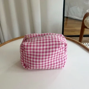 Rosa rutig necessär liten - Denna necessär är i storleken liten och kostar 249 kr💕💕                                                           Mått: 20x12x12(Obs. Eftersom alla necessärer är handsydda skiljer sig måtten något). 