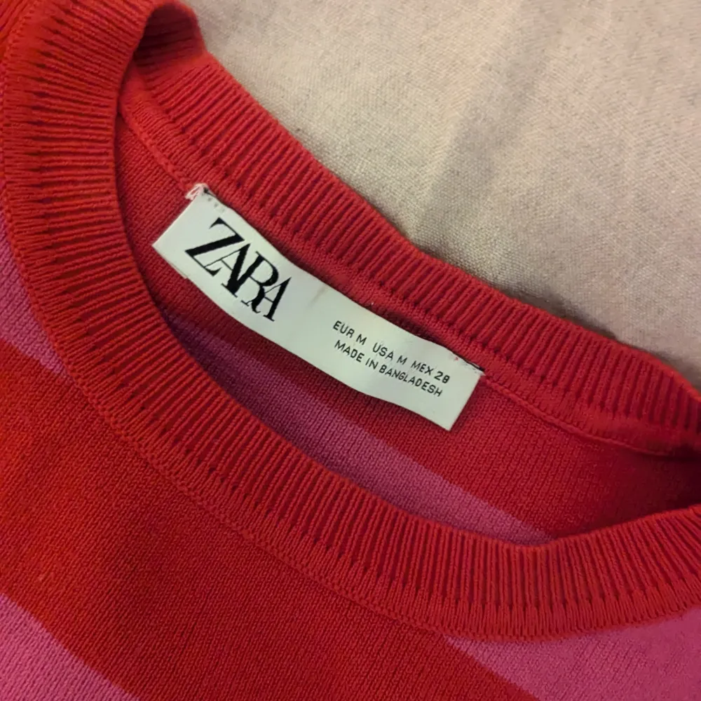 Säljer en superfin röd och rosa randig tröja från Zara. Den är croppad och har en normal passform med långa ärmar. Skulle säga att den är storlek s bra skick . Neuletakit & Villapaidat.