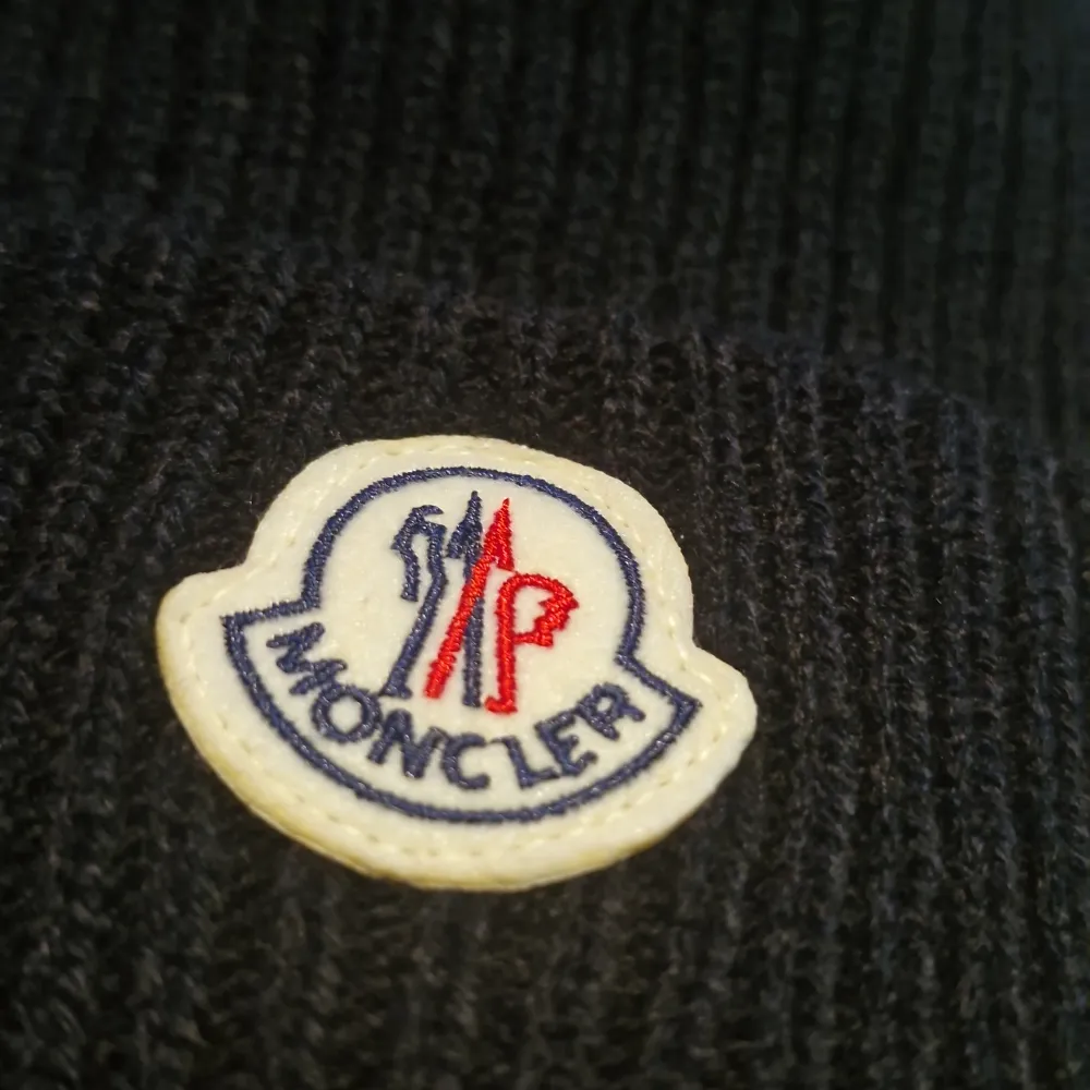 Säljer denna moncler mössa eftersom jag aldrig använt den. Priset kan diskuteras. Accessoarer.