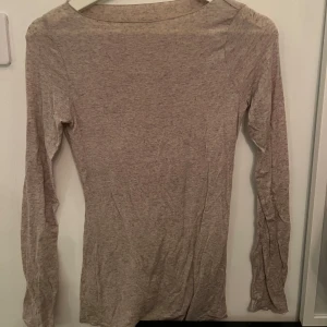 Intimissimi tröja  - Säljer en enkel och stilren beige långärmad tröja. Perfekt för lager-på-lager under höst och vår. Tröjan har en normal passform och är gjord i ett mjukt material som känns skönt mot huden. Passar både till vardags och lite mer uppklädda tillfällen.