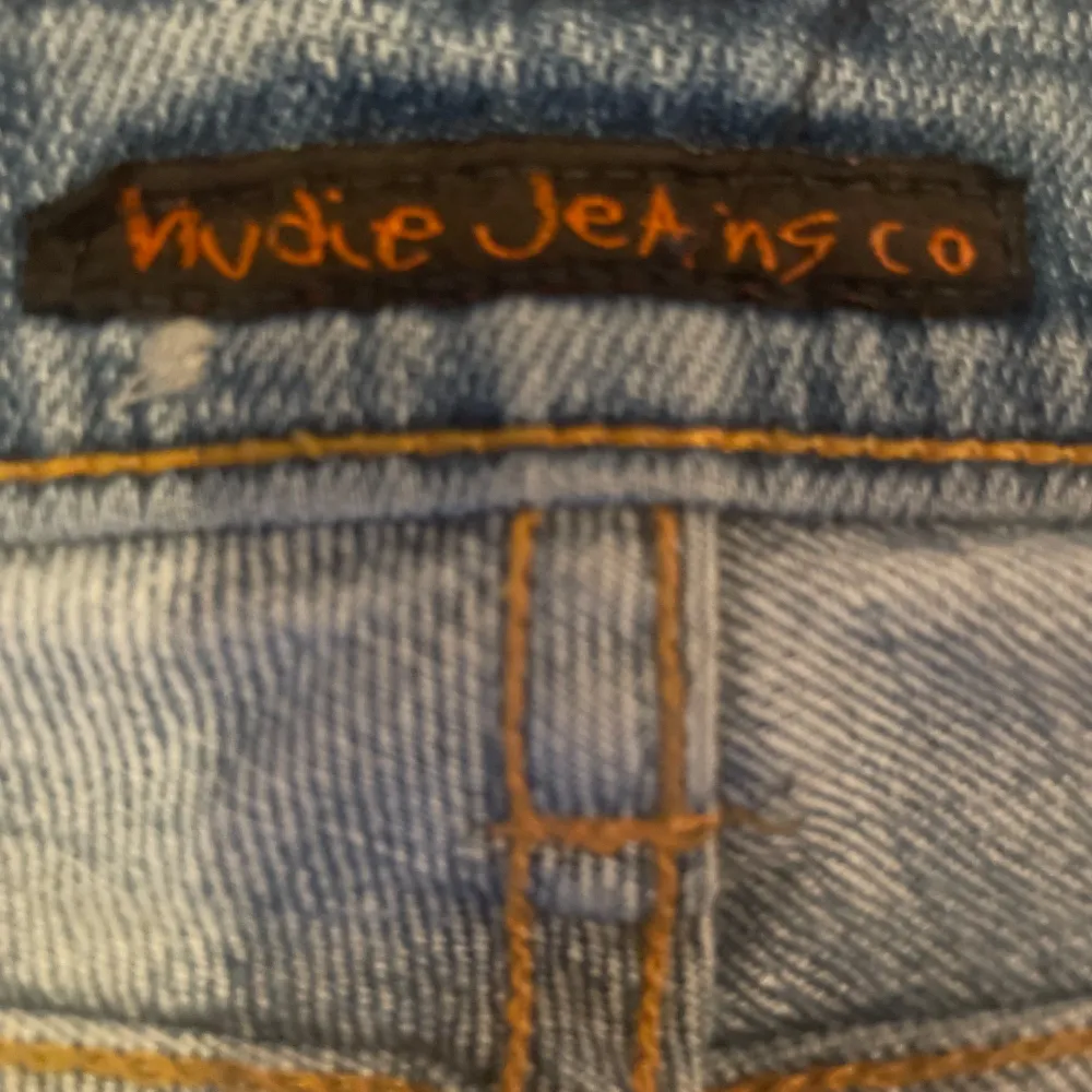 Säljer ett par fetta jeans från Nudie dom är i bra skick ish (8-10) dom är slim/skiny skriv till mig om intresse eller frågor skickar samma dag du köper eller dagen efter🚚⭐️. Jeans & Byxor.