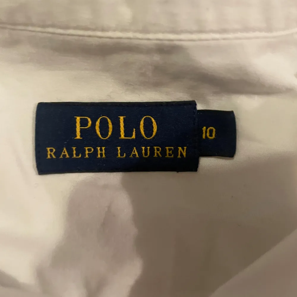 Säljer en riktigt fet Ralph lauren skjorta som är storlek 10= vuxen S.  (Skick 9-10) vid ett köp så tvättar jag och stryker den innna jag skickar den och det gör jag somna dag eller dagen efter🚚⭐️. Skjortor.