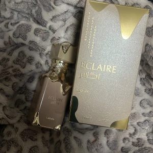 Eclaire Eau de Parfum från Lattafa - Säljer en lyxig parfymflaska av märket Lattafa,  Eclaire 100 ml. Bianco latte liknade doft🧁🍨✨