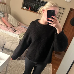 Svart stickad tröja - Mysig svart stickad tröja i oversized . Den har långa ärmar och en rund halsringning. Superbekväm och lätt att matcha med allt! 🖤