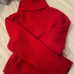Röd ribbad polotröja från H&M - Säljer en snygg röd polotröja från H&M i storlek S. Den är ribbad och har långa ärmar, perfekt för höst och vinter. Tröjan är i mycket bra skick och supermysig att ha på sig. Perfekt för att hålla sig varm och stilren! 🍂❤️Säljer för att den inte kommer till andvändning❤️