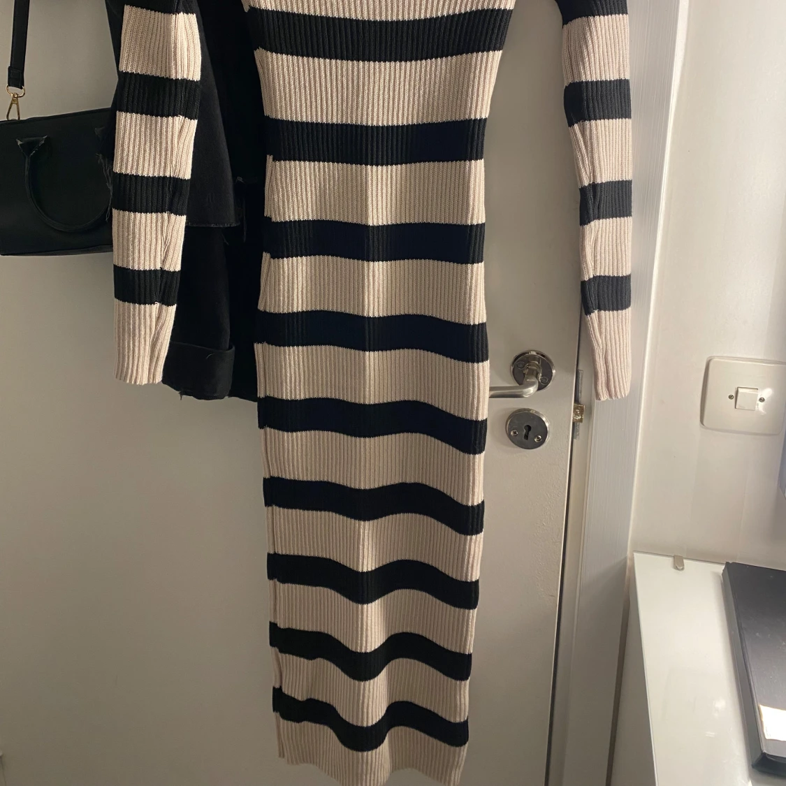 Randig stickad klänning - 90