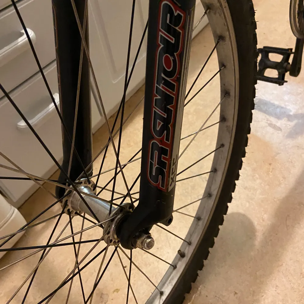 Säljer en robust mountainbike från Merida i svart och gul färg. Cykeln har en lätt aluminiumram och är utrustad med SR Suntour-gaffel för bättre stötdämpning. Perfekt för terrängcykling och äventyr i naturen. Den har en modern design med tydliga logotyper och är i gott skick. Passar både nybörjare och erfarna cyklister.. Övrigt.