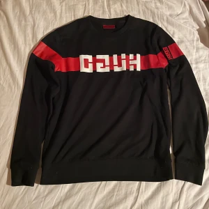 Hugo boss sweatshirt  - Snygg Hugo boss sweatshirt i väldigt bra skick, inga fläckar osv på tröjan!! Bara att höra av sig vid frågor