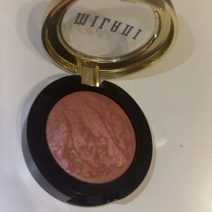 Baked Blush från Milani - Säljer en superfin baked blush från Milani i en härlig rosa nyans med guldiga undertoner. Kommer i en snygg kompakt förpackning med genomskinligt lock och guldig kant. Helt ny testade en gång och insåg att deva inte den färgen jag ville ha💕köpt för 179 kr
