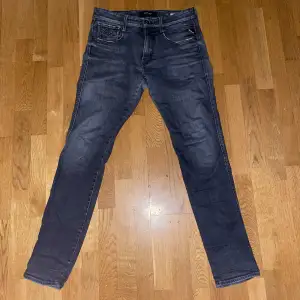 Tja säljer dessa gråa replay anbass jeans. Storleken på plagget är 32/34 men sitter mer som 31/32. Modellen på bilden är 187 cm och väger 72kg. Skicket är bra🙌. 