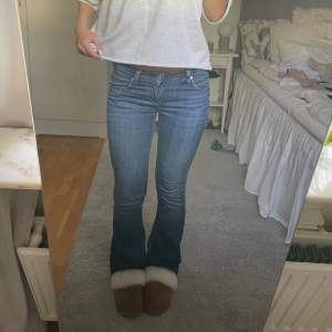 Säljer dessa ascoola jeans från Levis!! Midjemått 36cm och innerbenslängd 80cm🥰🥰🥰💖 tryck köp nu!! Kan gå ner något i pris vid snabb affär 