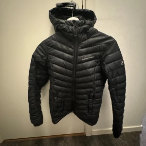 Peak performance jacka  - Säljer även denna peak jacka. Priset är lågt eftersom att den har ett hål vid axeln som går att sy ihop men jag är inte så bra på det 💕Kan även sänka priset om vi kommer överens om det 🤗🤝🏽