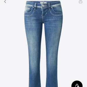 Blå Lågmidjade LTB jeans  - Snygga blå jeans med en klassisk bootcut-stil. De har en Lågmidjad passform och är perfekta för både vardag och fest. Jeansen har en dragkedja och knappar framtill samt fickor både fram och bak. STORLEK: midja 26 längd 36 (inte cm)