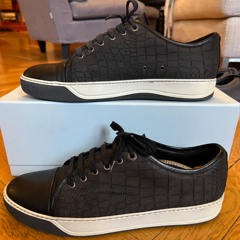 Lanvin sneakers i mycket bra skick uk 9. Skorna har ett coolt krokodilmönster och svarta snören. De har en vit sula som ger en snygg kontrast. Perfekta för både vardag och fest!. Skor.