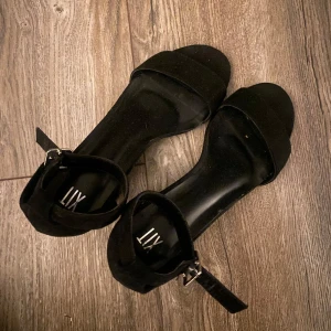 Svarta sandaler  - Säljer dessa söta sandaler med klack från XIT, pris kan diskuteras! 🥰