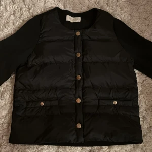 Svart dunväst från Busnel - Säljer en  svart cardigan  från Busnel i storlek M. Passar både till vardags och lite finare tillfällen.