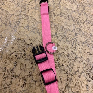 LED Hund Halsband  - Stlk M , finns många färger kvar                   Bredd 2.50 cm , 50.00 cm lång.                        2st batteri 2032 ingår  85kr/st 