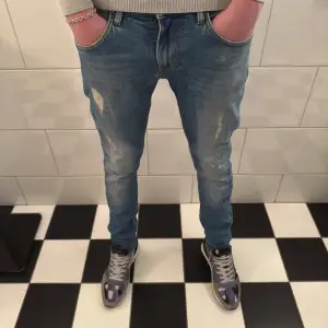 Säljer ett par populära jeans med slitningar från märker Dobber, riktigt snygga och sitter väldigt bra. Modellen är 188cm. Det är mycket bra skick på jeansen. Hör av er vid intresse✌🏼