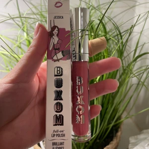 Buxom Full-On Lip Polish i nyansen Jessica - Säljer ett Buxom Full-On Lip Polish i nyansen Jessica. Aldrig använt. 