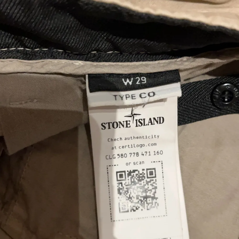 Säljer ett par snygga beige cargobyxor från Stone Island. De har flera praktiska fickor med logga på benet. Perfekta för en avslappnad stil och passar till många olika outfits. Byxorna är i bra skick och redo för nya äventyr!. Jeans & Byxor.