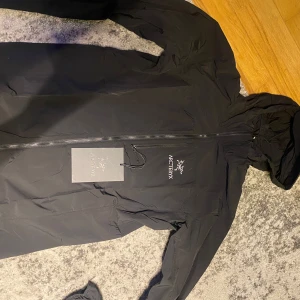 Svart vindjacka från Arc'teryx - Säljer en svart vindjacka från Arc'teryx i nytt skick.  Storlek M