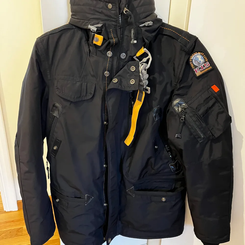 Säljer en svart Parajumpers jacka i mycket bra skick. Den har en cool design med dragkedja och knappar, samt en huva för extra skydd. Insidan är quiltad för extra värme och komfort. Perfekt för höst och vinter!. Jackor.