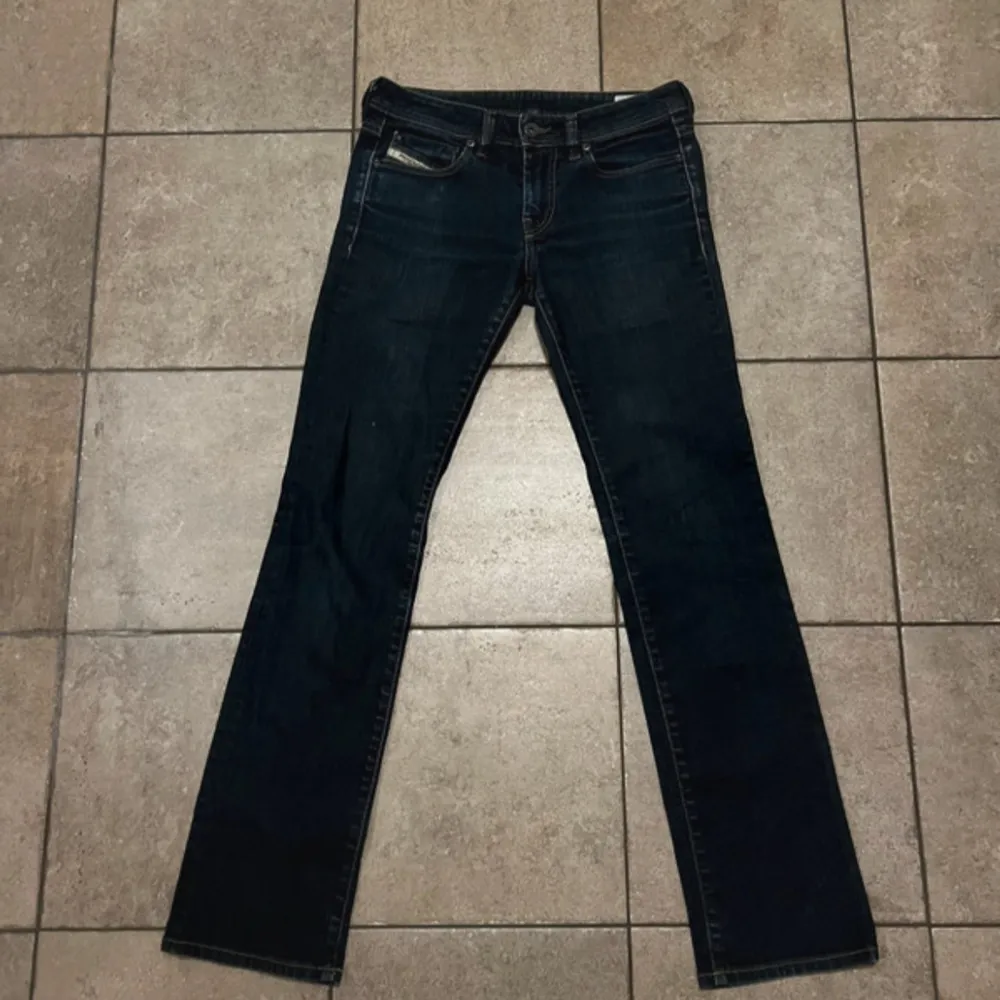 Lågmidjade bootcut jeans från Diesel. Är i mycket bra skick, köpt på Vinted men tyvärr för stora för mig då jag är 153cm. Storlek är 36 W:28 L:32. Jeans & Byxor.